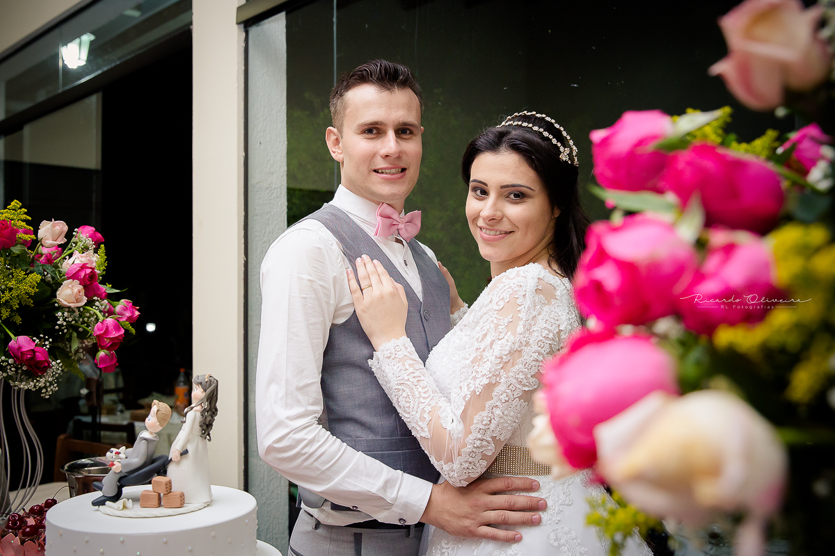 Noivos posando para foto