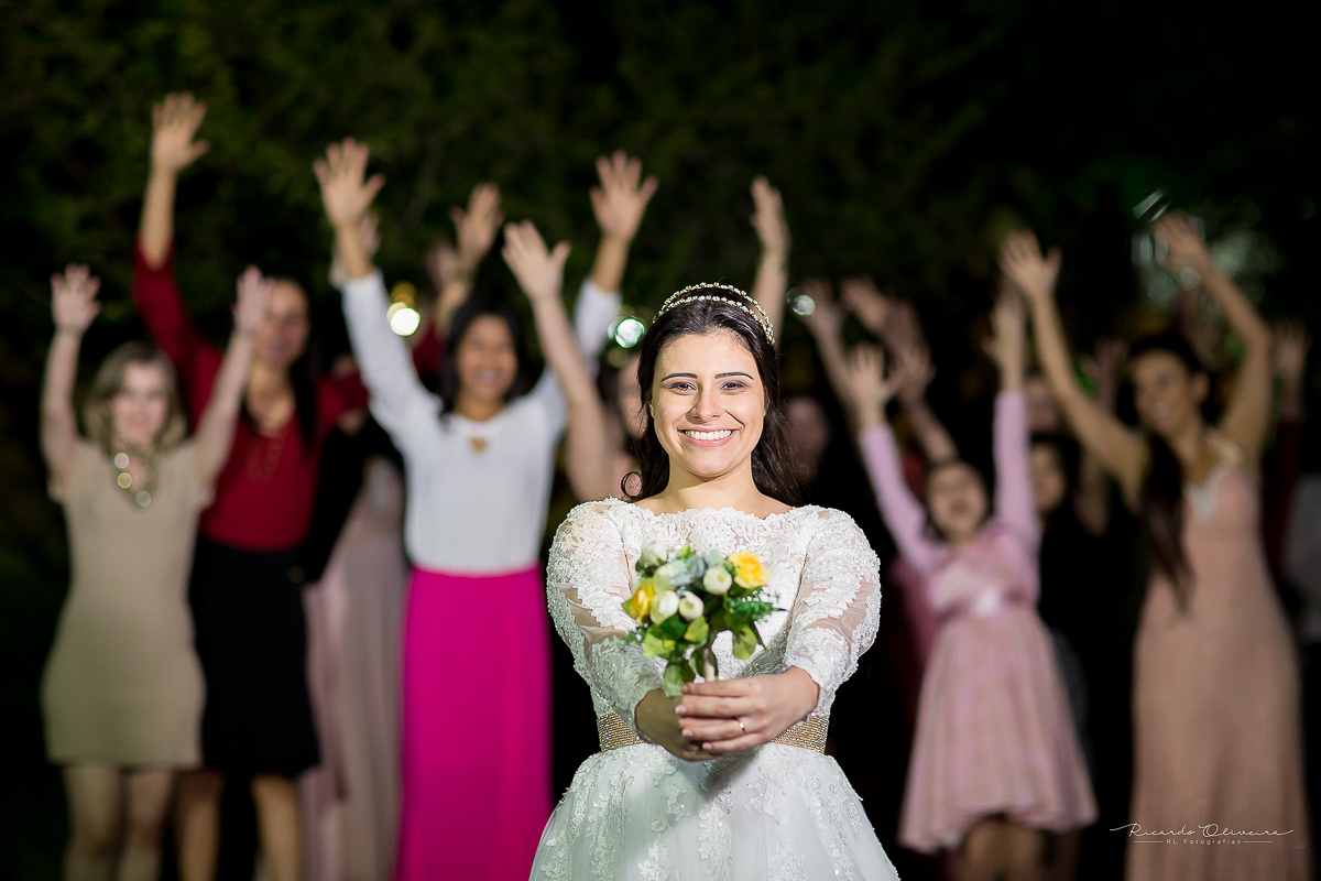 Noiva preparando para jogar buque