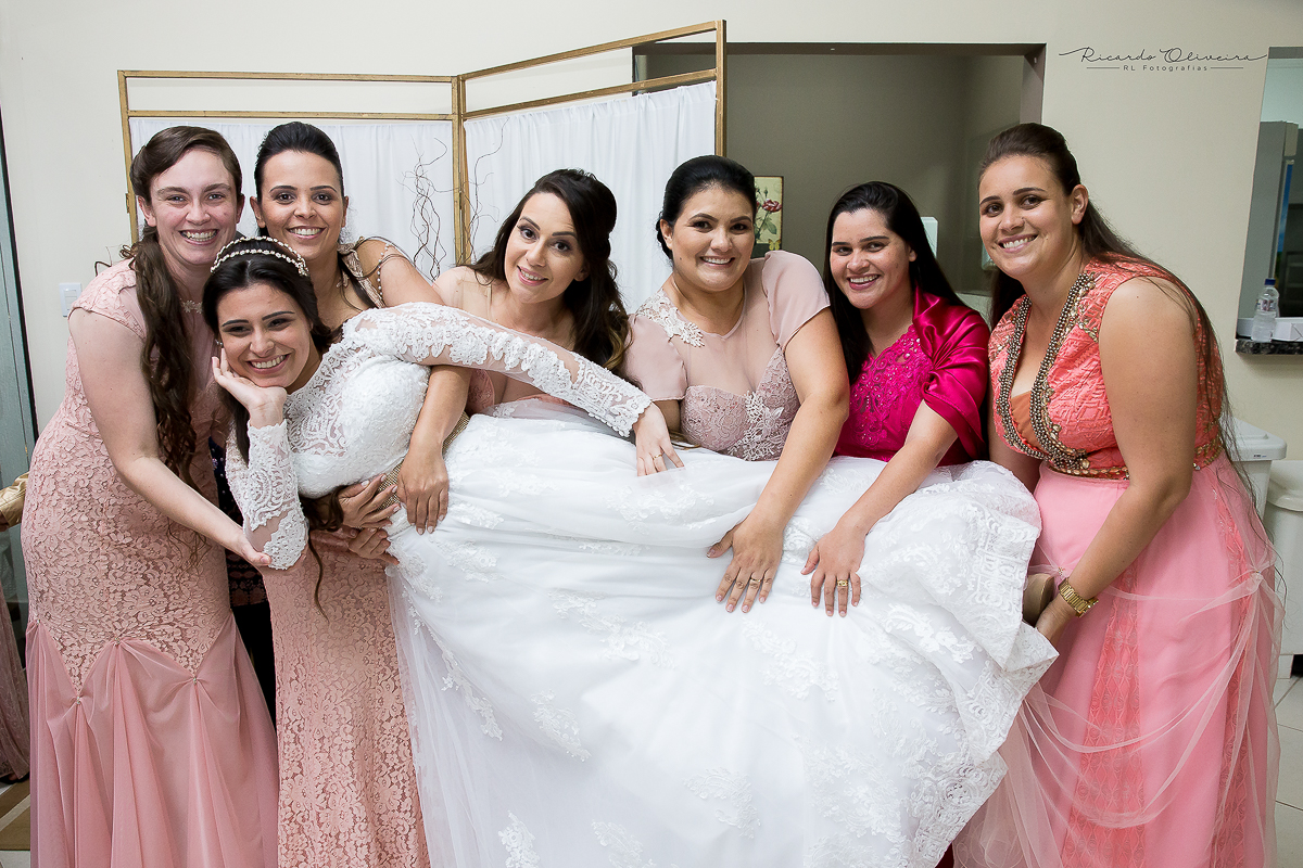 Madrinhas carregando noiva