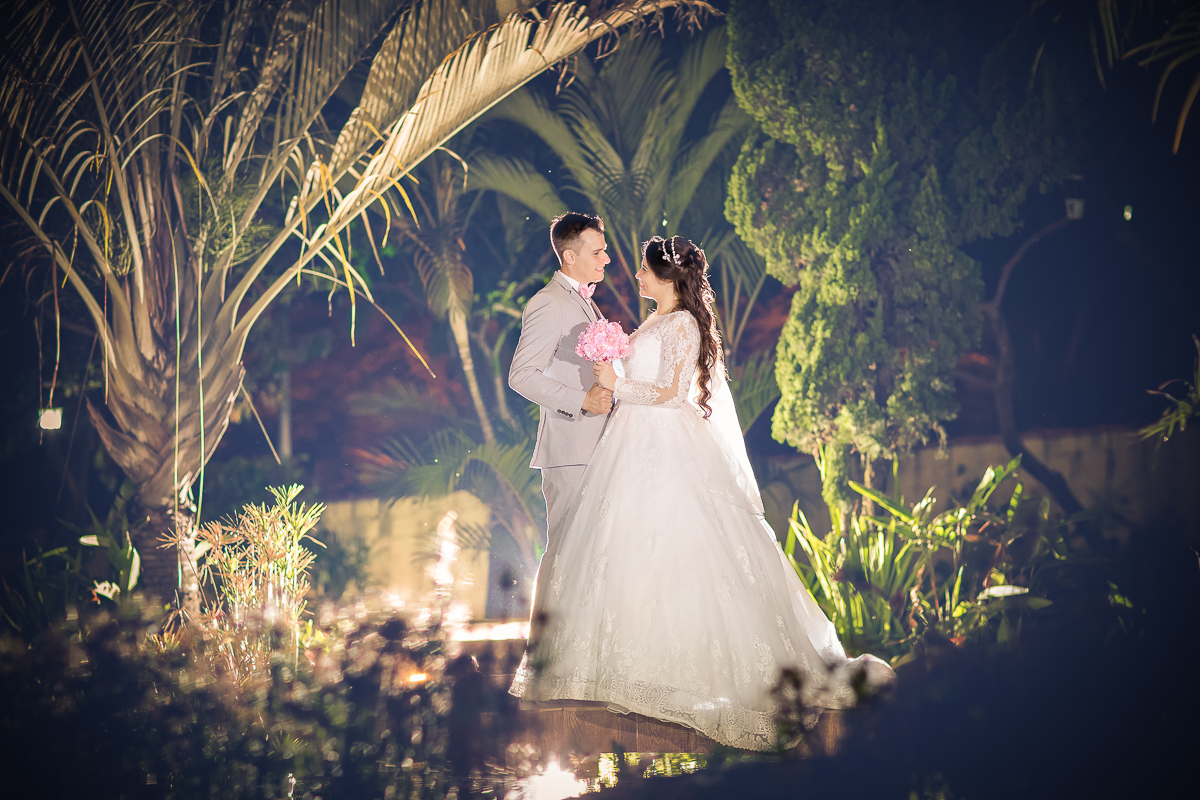 Noivos posando para as fotos