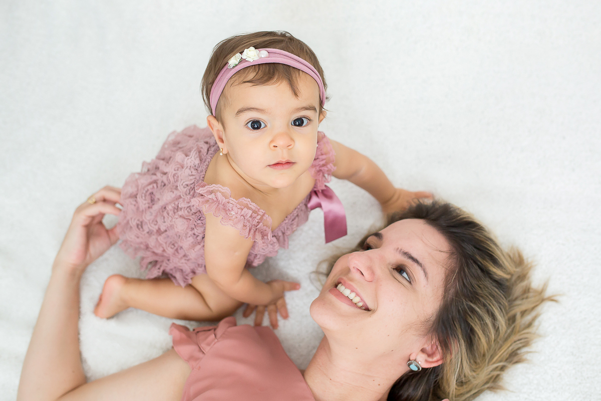 A querida Camile encerrou seu ciclo de fotos de acompanhamento com uma sessão linda! Como é bom fazer este tipo de registro que trarão tantas boas lembranças para a família. A presença dos pais nas brincadeiras, o companheirismo e acima de tudo, carinho 