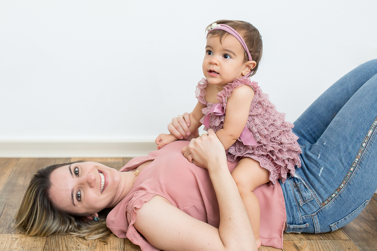 A querida Camile encerrou seu ciclo de fotos de acompanhamento com uma sessão linda! Como é bom fazer este tipo de registro que trarão tantas boas lembranças para a família. A presença dos pais nas brincadeiras, o companheirismo e acima de tudo, carinho 