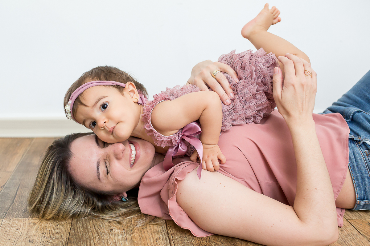 A querida Camile encerrou seu ciclo de fotos de acompanhamento com uma sessão linda! Como é bom fazer este tipo de registro que trarão tantas boas lembranças para a família. A presença dos pais nas brincadeiras, o companheirismo e acima de tudo, carinho 