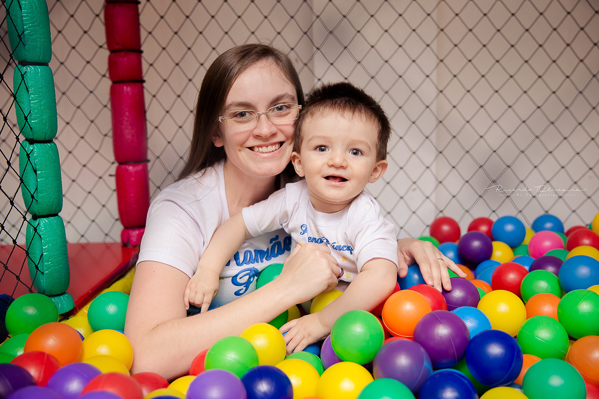 Mamãe e Gabriel brincando na piscina de bolinhas