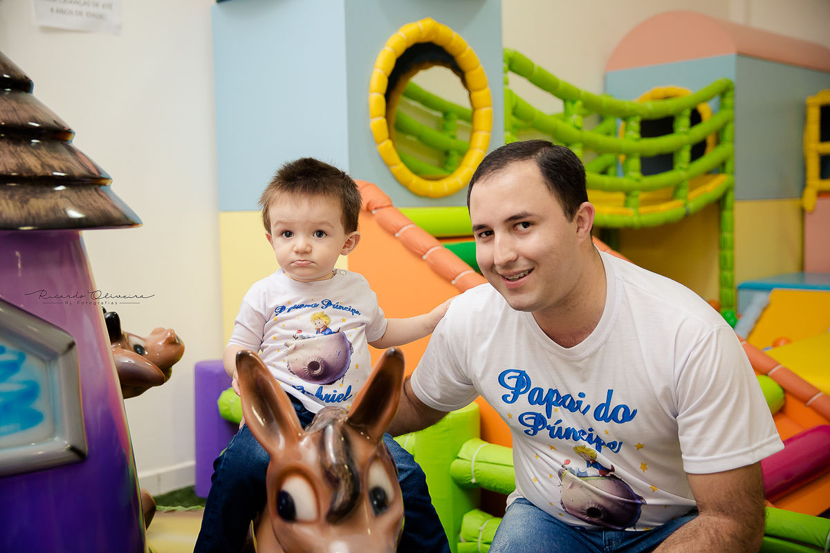 Gabriel brincando nos brinquedos