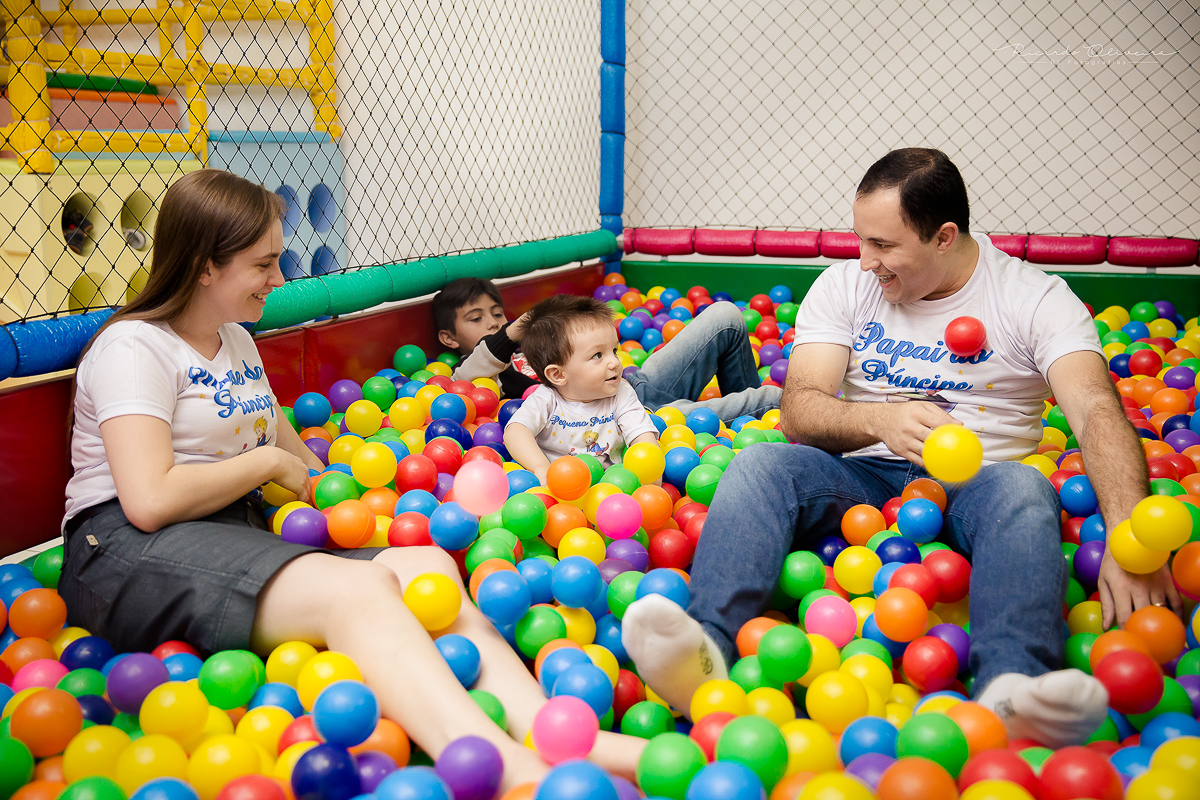 Papai e mamãe se divertindo com o Gabriel na piscina de bolinha