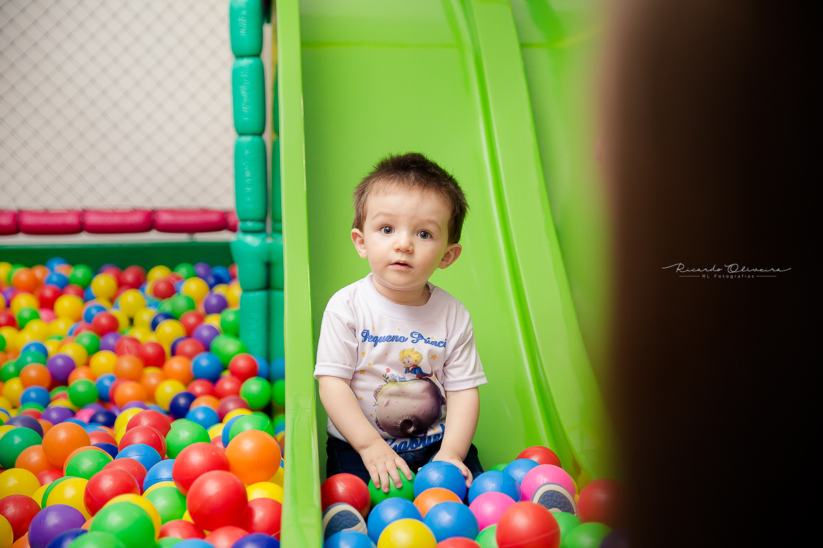 Gabriel brincando na piscina de bolinha
