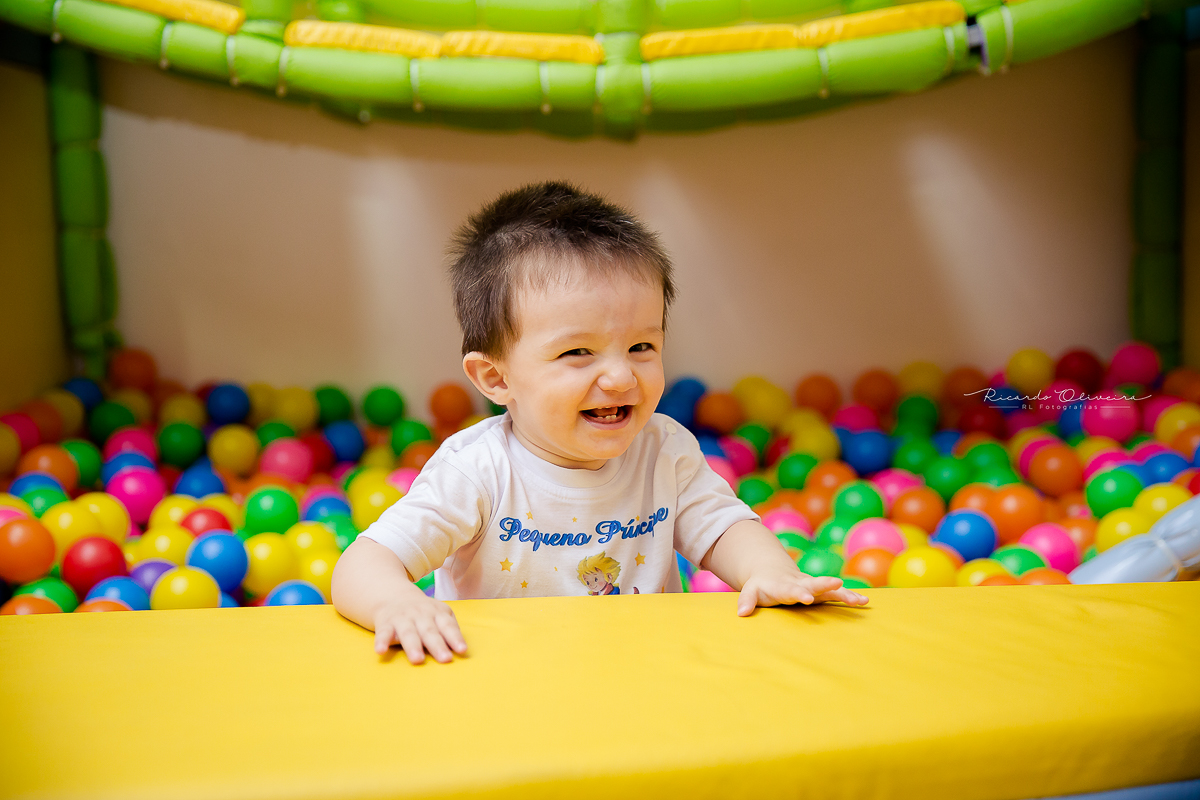 Gabriel muito feliz nos brinquedos