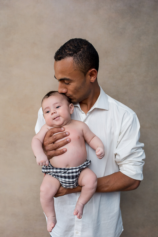 Como é fofo esse pequeno!

Este é o Bryan, com 2 meses em sua 2ª sessão, um encanto de bebe, no final da sessão conseguimos fazer as fotos de família, e elas ficaram um amor <3 
