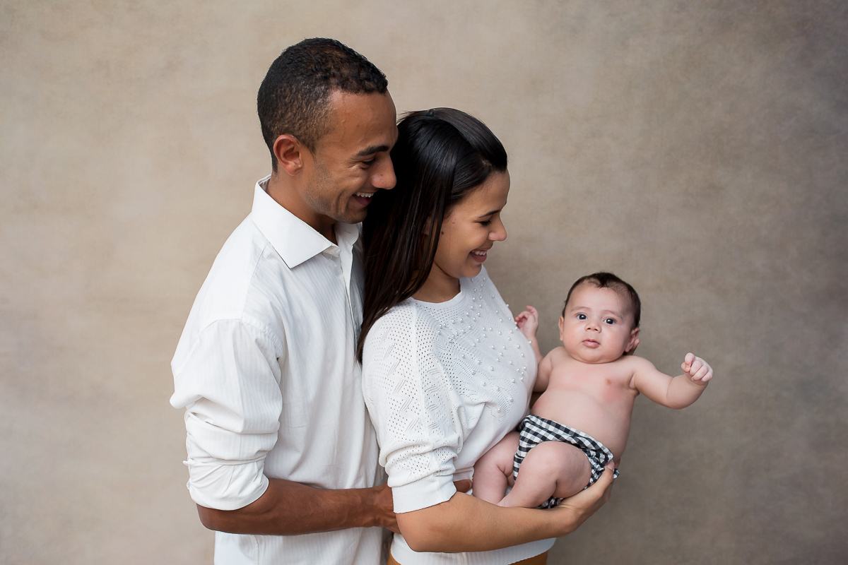 Como é fofo esse pequeno!

Este é o Bryan, com 2 meses em sua 2ª sessão, um encanto de bebe, no final da sessão conseguimos fazer as fotos de família, e elas ficaram um amor <3 