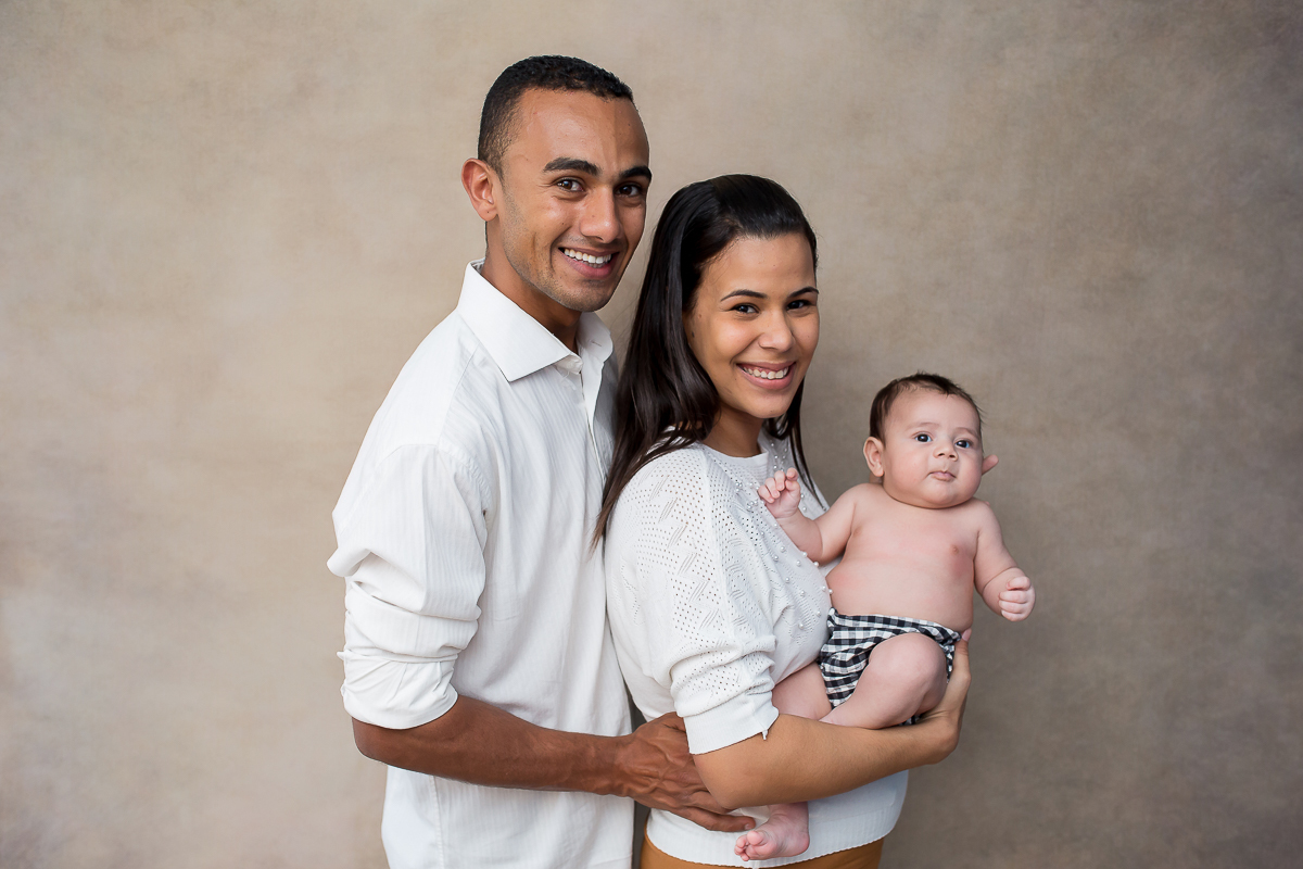 Como é fofo esse pequeno!

Este é o Bryan, com 2 meses em sua 2ª sessão, um encanto de bebe, no final da sessão conseguimos fazer as fotos de família, e elas ficaram um amor <3 