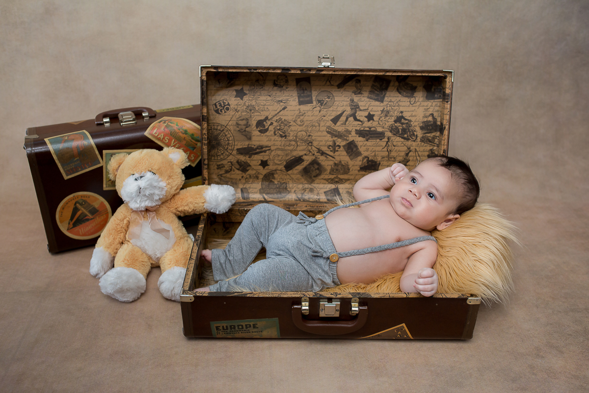 Como é fofo esse pequeno!

Este é o Bryan, com 2 meses em sua 2ª sessão, um encanto de bebe, no final da sessão conseguimos fazer as fotos de família, e elas ficaram um amor <3 