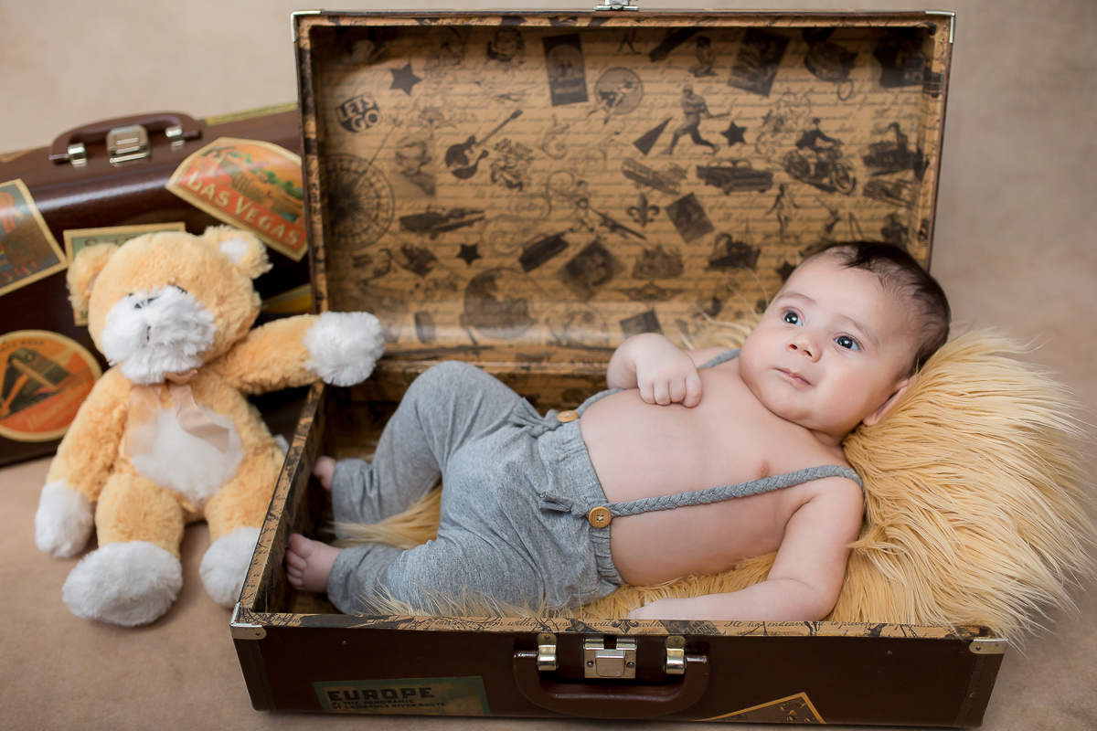 Como é fofo esse pequeno!

Este é o Bryan, com 2 meses em sua 2ª sessão, um encanto de bebe, no final da sessão conseguimos fazer as fotos de família, e elas ficaram um amor <3 