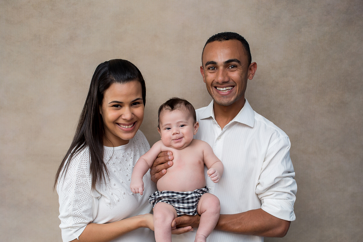 Como é fofo esse pequeno!

Este é o Bryan, com 2 meses em sua 2ª sessão, um encanto de bebe, no final da sessão conseguimos fazer as fotos de família, e elas ficaram um amor <3 
