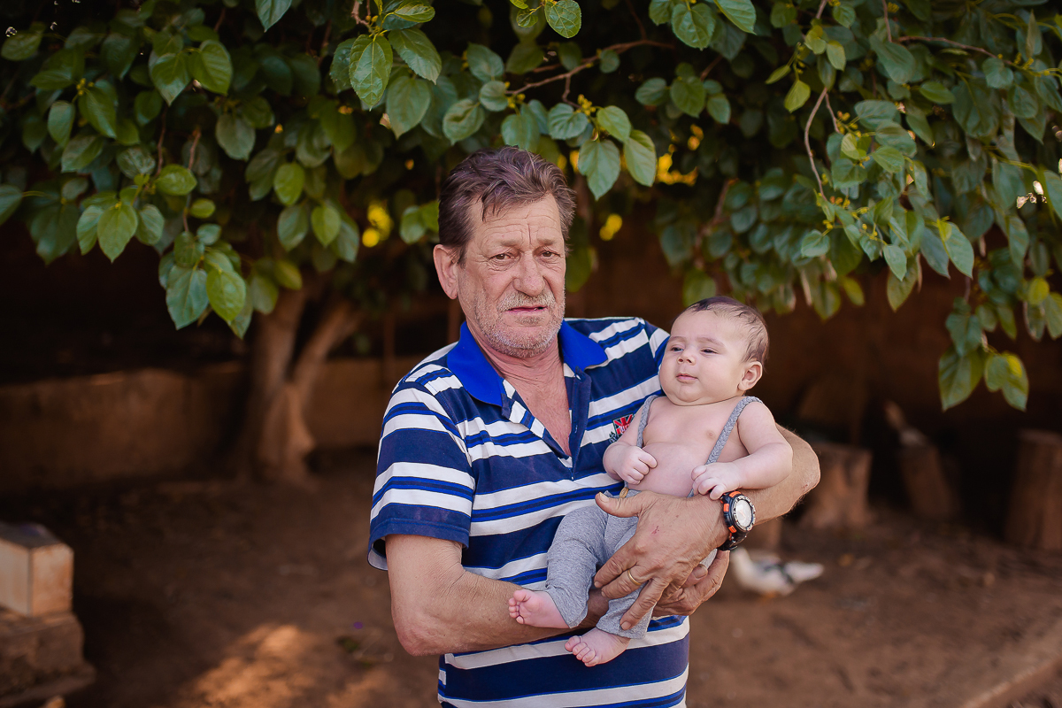 Como é fofo esse pequeno!

Este é o Bryan, com 2 meses em sua 2ª sessão, um encanto de bebe, no final da sessão conseguimos fazer as fotos de família, e elas ficaram um amor <3 