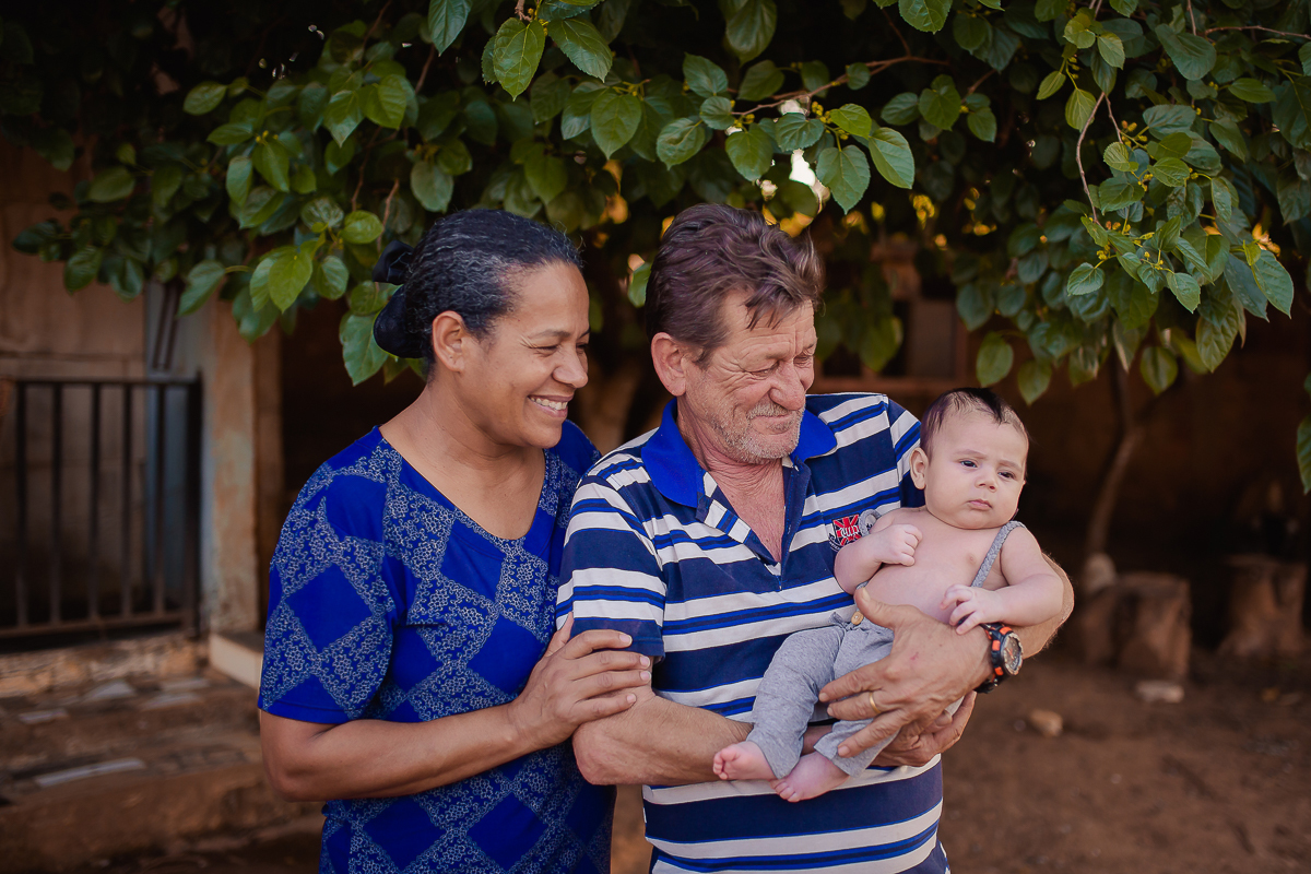 Como é fofo esse pequeno!

Este é o Bryan, com 2 meses em sua 2ª sessão, um encanto de bebe, no final da sessão conseguimos fazer as fotos de família, e elas ficaram um amor <3 