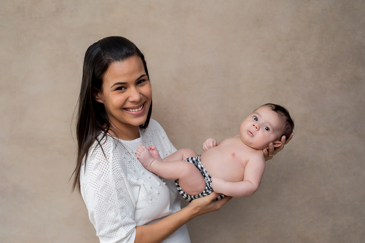 Como é fofo esse pequeno!

Este é o Bryan, com 2 meses em sua 2ª sessão, um encanto de bebe, no final da sessão conseguimos fazer as fotos de família, e elas ficaram um amor <3 