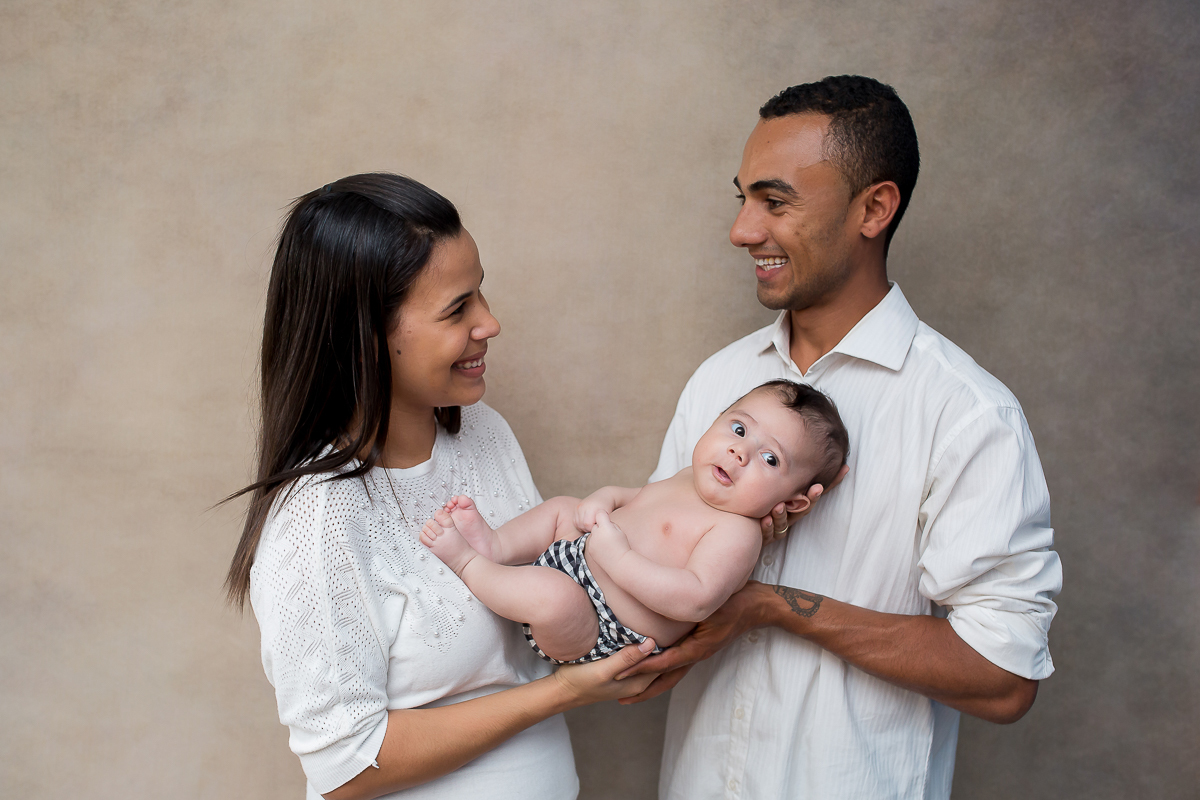 Como é fofo esse pequeno!

Este é o Bryan, com 2 meses em sua 2ª sessão, um encanto de bebe, no final da sessão conseguimos fazer as fotos de família, e elas ficaram um amor <3 