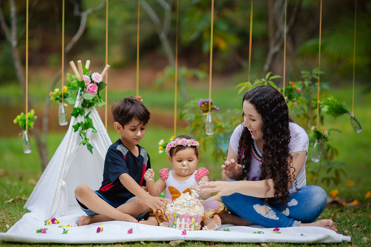 O ensaio Smash the Cake da Pollyana foi no tema de Jardim e ficou encantador. A Polly se divertiu e se lambuzou todinha, e teve a participação do seu irmãozinho que também amou o bolo!! E para finalizar teve o banho de bacia, tem brincadeira mais gostosa?