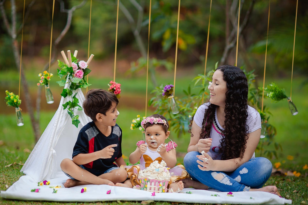O ensaio Smash the Cake da Pollyana foi no tema de Jardim e ficou encantador. A Polly se divertiu e se lambuzou todinha, e teve a participação do seu irmãozinho que também amou o bolo!! E para finalizar teve o banho de bacia, tem brincadeira mais gostosa?