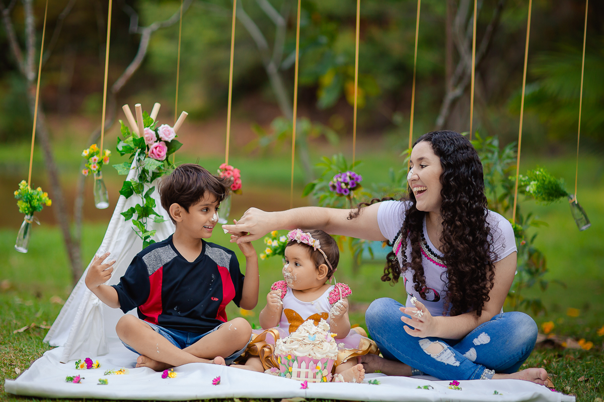 O ensaio Smash the Cake da Pollyana foi no tema de Jardim e ficou encantador. A Polly se divertiu e se lambuzou todinha, e teve a participação do seu irmãozinho que também amou o bolo!! E para finalizar teve o banho de bacia, tem brincadeira mais gostosa?