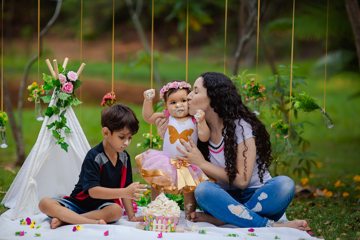 O ensaio Smash the Cake da Pollyana foi no tema de Jardim e ficou encantador. A Polly se divertiu e se lambuzou todinha, e teve a participação do seu irmãozinho que também amou o bolo!! E para finalizar teve o banho de bacia, tem brincadeira mais gostosa?