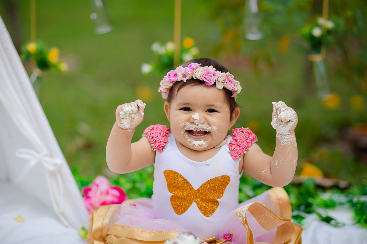 O ensaio Smash the Cake da Pollyana foi no tema de Jardim e ficou encantador. A Polly se divertiu e se lambuzou todinha, e teve a participação do seu irmãozinho que também amou o bolo!! E para finalizar teve o banho de bacia, tem brincadeira mais gostosa?