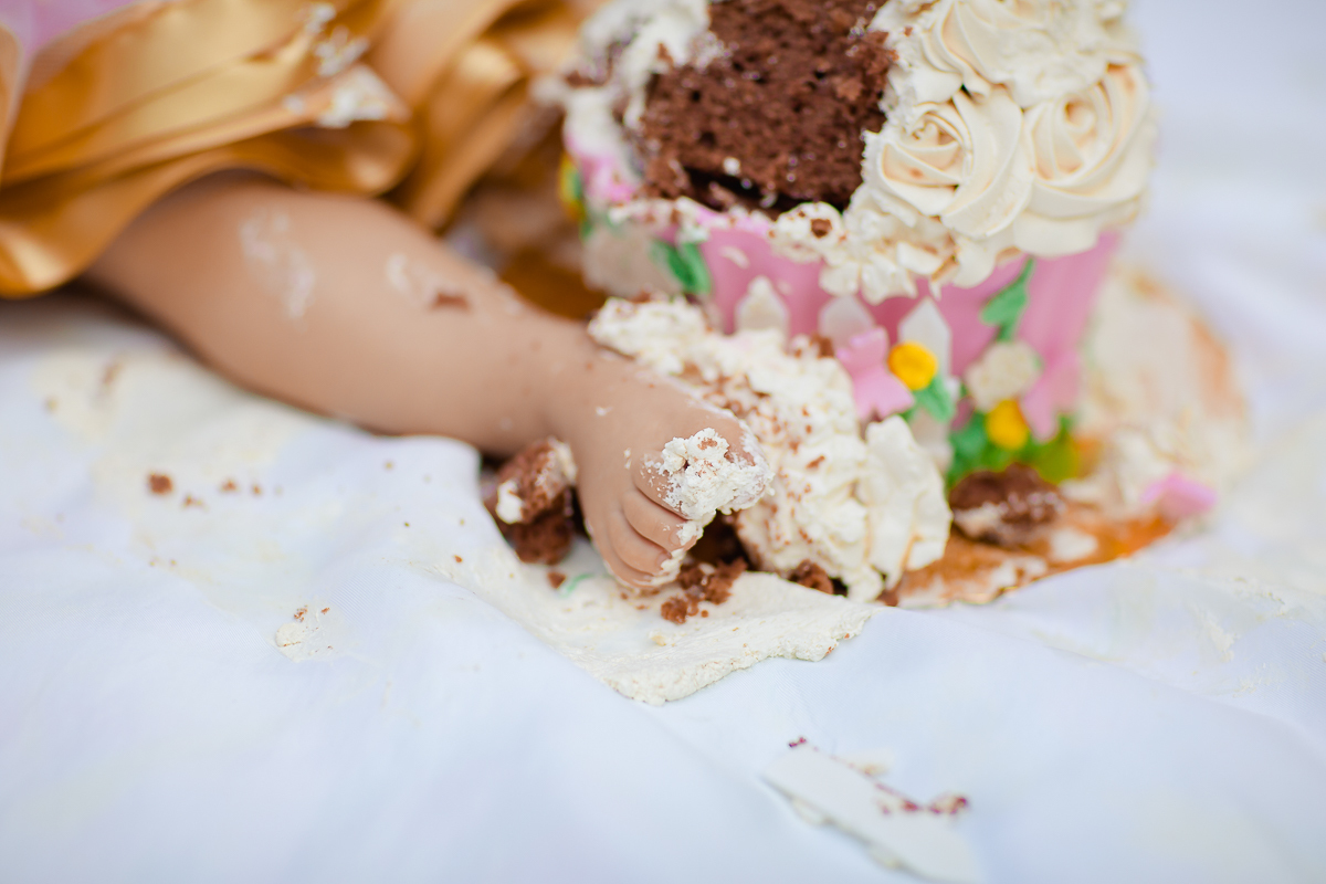O ensaio Smash the Cake da Pollyana foi no tema de Jardim e ficou encantador. A Polly se divertiu e se lambuzou todinha, e teve a participação do seu irmãozinho que também amou o bolo!! E para finalizar teve o banho de bacia, tem brincadeira mais gostosa?