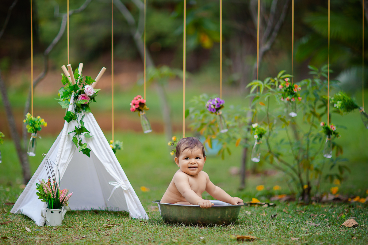 O ensaio Smash the Cake da Pollyana foi no tema de Jardim e ficou encantador. A Polly se divertiu e se lambuzou todinha, e teve a participação do seu irmãozinho que também amou o bolo!! E para finalizar teve o banho de bacia, tem brincadeira mais gostosa?