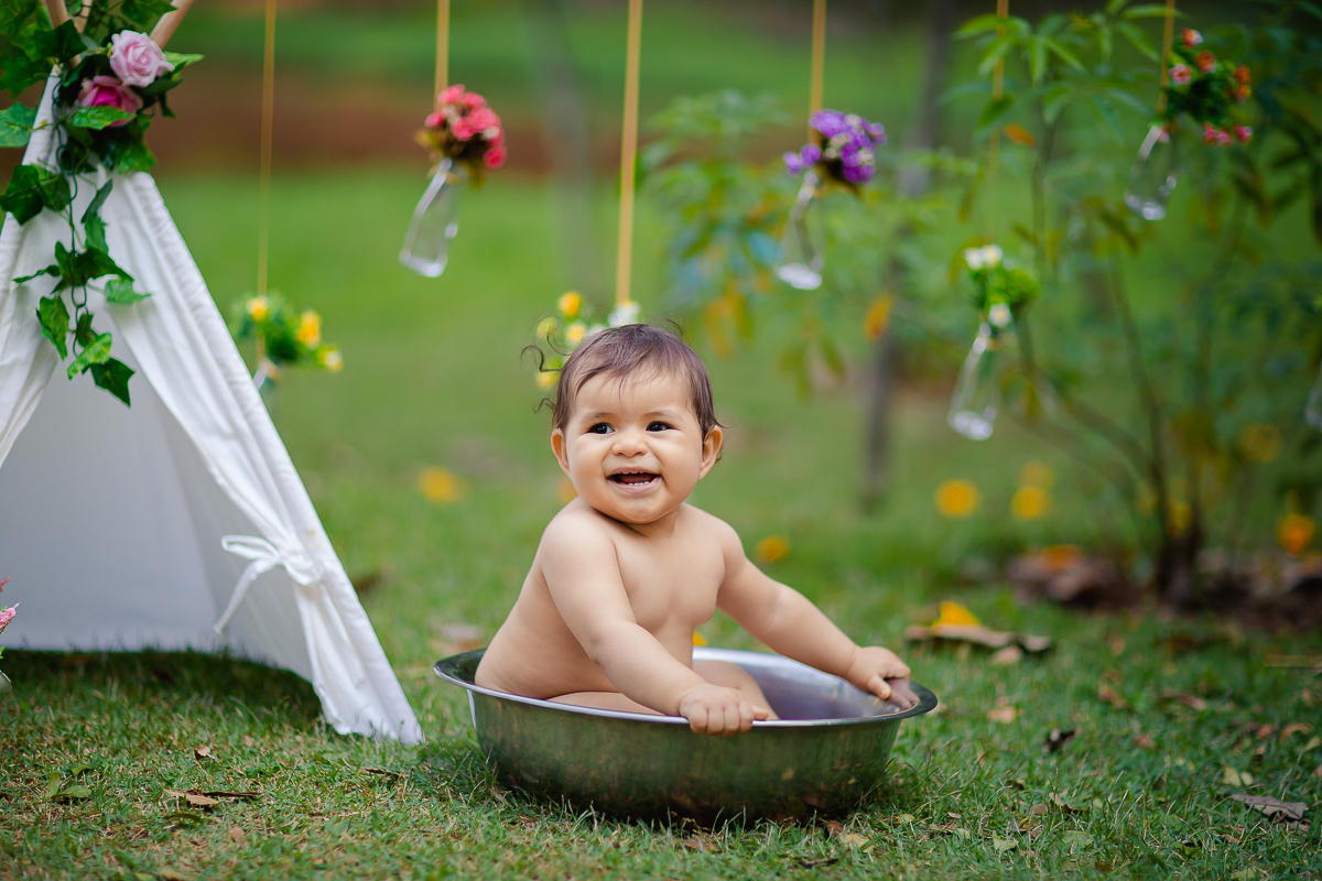 O ensaio Smash the Cake da Pollyana foi no tema de Jardim e ficou encantador. A Polly se divertiu e se lambuzou todinha, e teve a participação do seu irmãozinho que também amou o bolo!! E para finalizar teve o banho de bacia, tem brincadeira mais gostosa?
