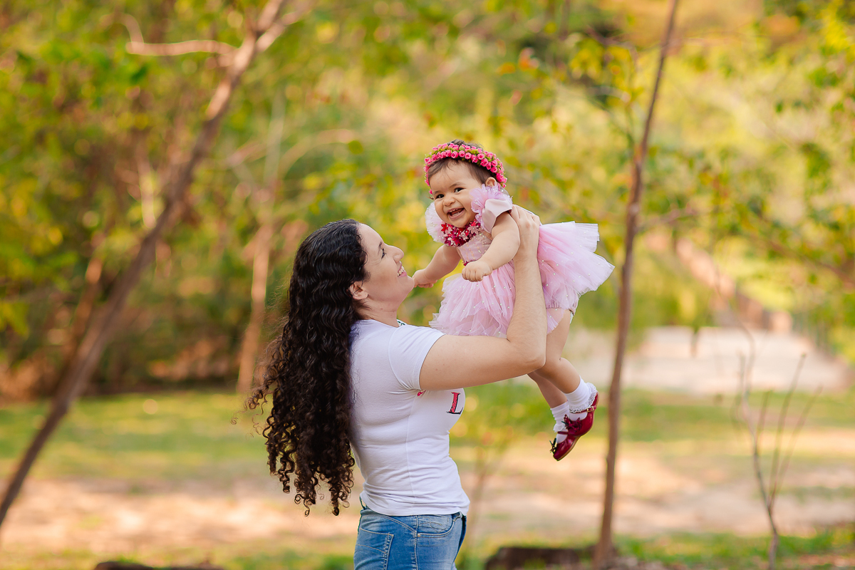O ensaio Smash the Cake da Pollyana foi no tema de Jardim e ficou encantador. A Polly se divertiu e se lambuzou todinha, e teve a participação do seu irmãozinho que também amou o bolo!! E para finalizar teve o banho de bacia, tem brincadeira mais gostosa?