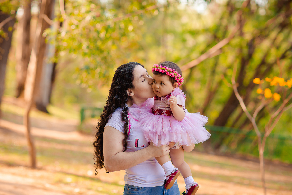 O ensaio Smash the Cake da Pollyana foi no tema de Jardim e ficou encantador. A Polly se divertiu e se lambuzou todinha, e teve a participação do seu irmãozinho que também amou o bolo!! E para finalizar teve o banho de bacia, tem brincadeira mais gostosa?