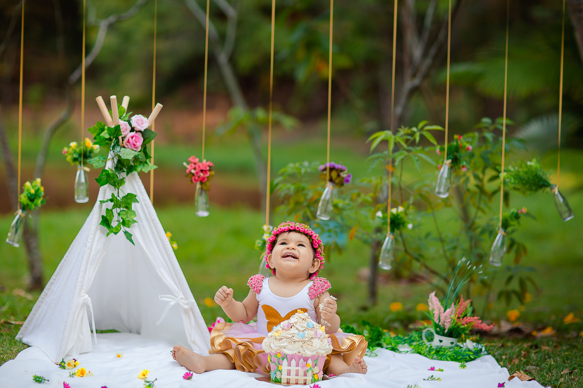 O ensaio Smash the Cake da Pollyana foi no tema de Jardim e ficou encantador. A Polly se divertiu e se lambuzou todinha, e teve a participação do seu irmãozinho que também amou o bolo!! E para finalizar teve o banho de bacia, tem brincadeira mais gostosa?