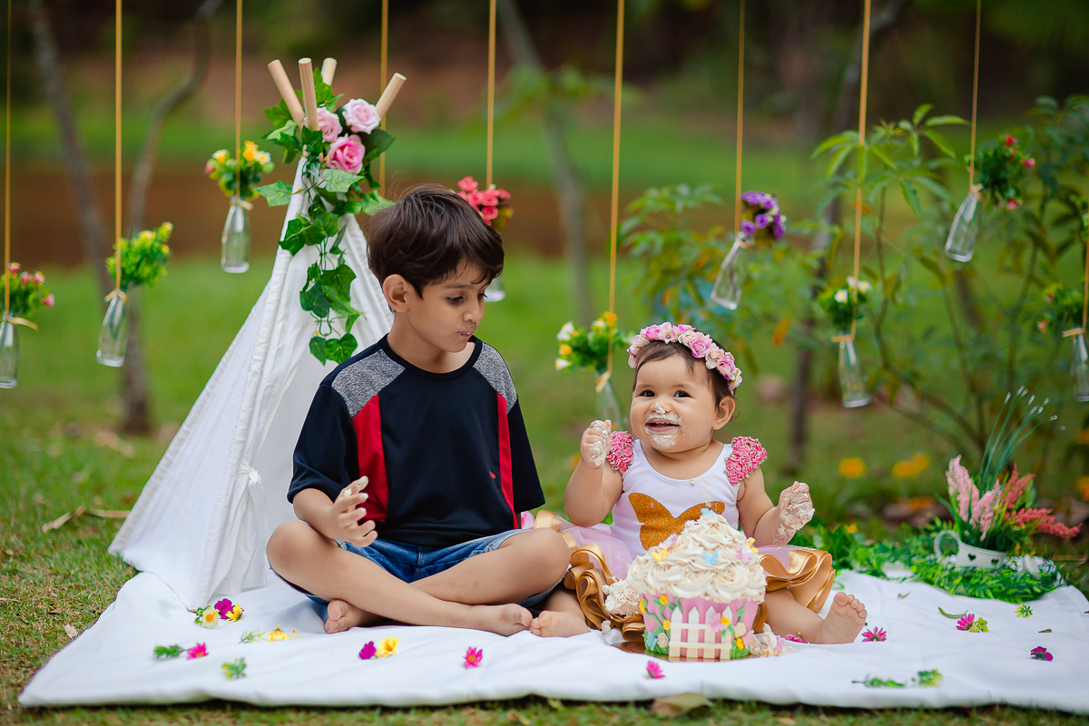O ensaio Smash the Cake da Pollyana foi no tema de Jardim e ficou encantador. A Polly se divertiu e se lambuzou todinha, e teve a participação do seu irmãozinho que também amou o bolo!! E para finalizar teve o banho de bacia, tem brincadeira mais gostosa?