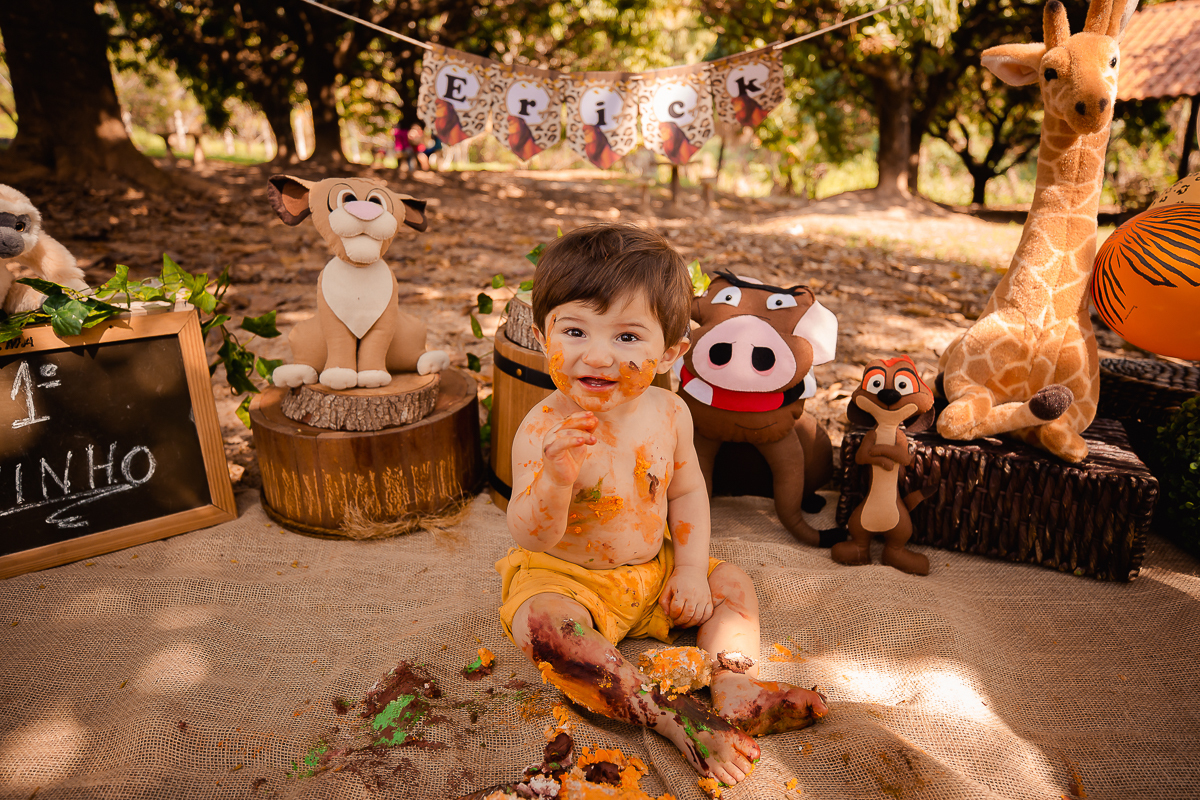 O primeiro aninho do Erick chegou!
E a hora de fazer essa sessão maravilhosa para comemorar também!
O smash the cake é uma delicia...o tema escolhido pelo papai e mamãe foi rei leão e o resultado foi encantador, uma lembrança linda dessa bagunça deliciosa
