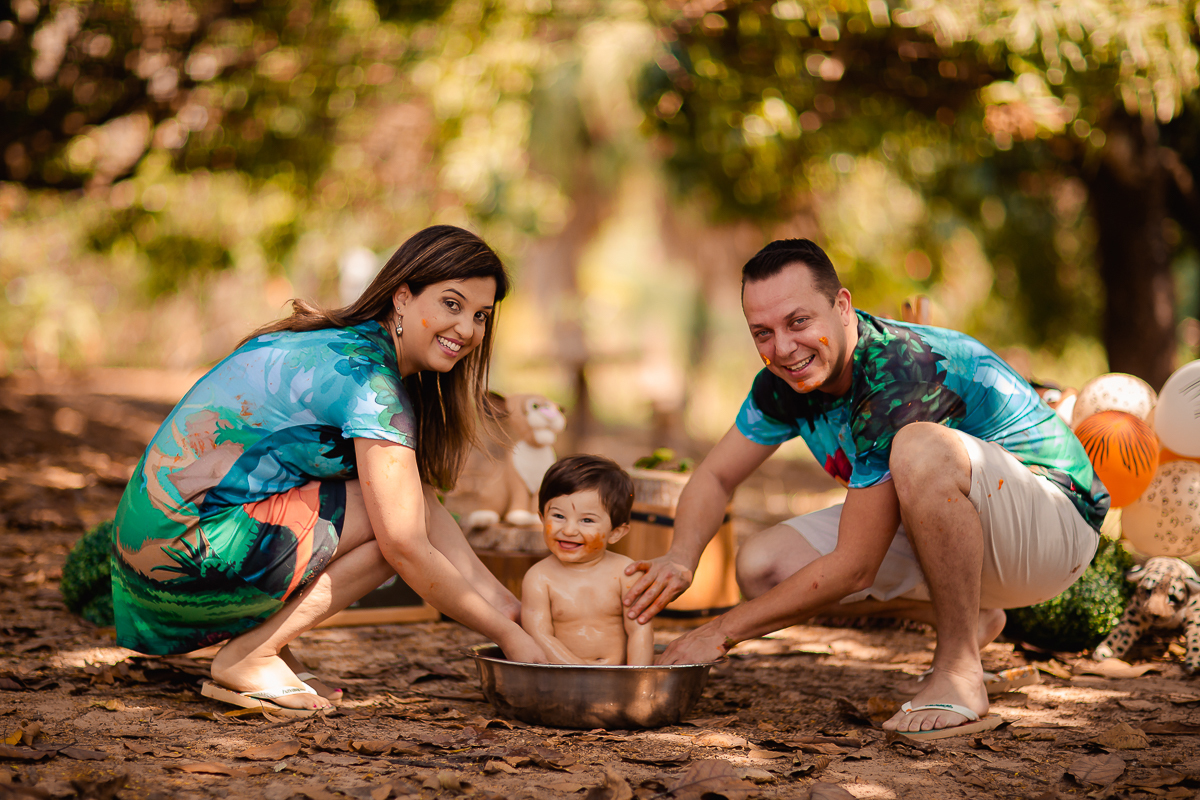 O primeiro aninho do Erick chegou!
E a hora de fazer essa sessão maravilhosa para comemorar também!
O smash the cake é uma delicia...o tema escolhido pelo papai e mamãe foi rei leão e o resultado foi encantador, uma lembrança linda dessa bagunça deliciosa