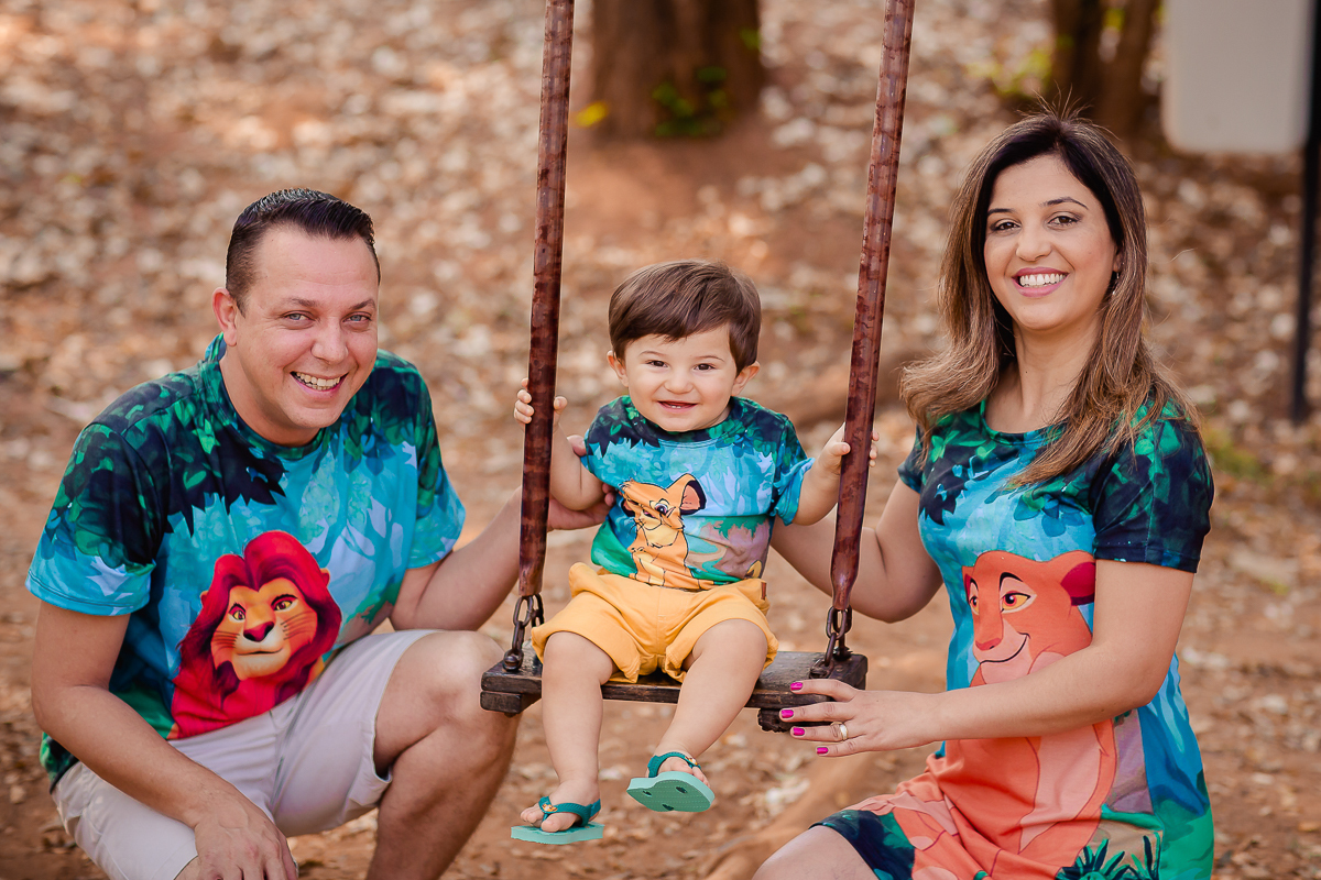 O primeiro aninho do Erick chegou!
E a hora de fazer essa sessão maravilhosa para comemorar também!
O smash the cake é uma delicia...o tema escolhido pelo papai e mamãe foi rei leão e o resultado foi encantador, uma lembrança linda dessa bagunça deliciosa