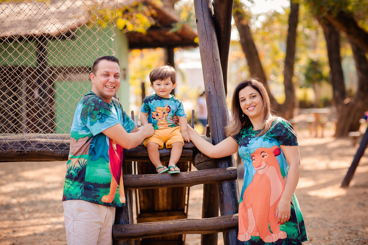 O primeiro aninho do Erick chegou!
E a hora de fazer essa sessão maravilhosa para comemorar também!
O smash the cake é uma delicia...o tema escolhido pelo papai e mamãe foi rei leão e o resultado foi encantador, uma lembrança linda dessa bagunça deliciosa