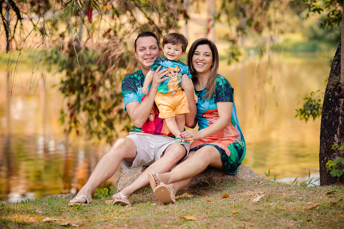O primeiro aninho do Erick chegou!
E a hora de fazer essa sessão maravilhosa para comemorar também!
O smash the cake é uma delicia...o tema escolhido pelo papai e mamãe foi rei leão e o resultado foi encantador, uma lembrança linda dessa bagunça deliciosa