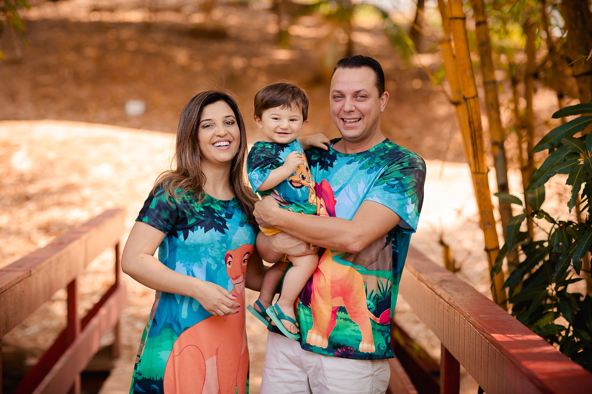 O primeiro aninho do Erick chegou!
E a hora de fazer essa sessão maravilhosa para comemorar também!
O smash the cake é uma delicia...o tema escolhido pelo papai e mamãe foi rei leão e o resultado foi encantador, uma lembrança linda dessa bagunça deliciosa