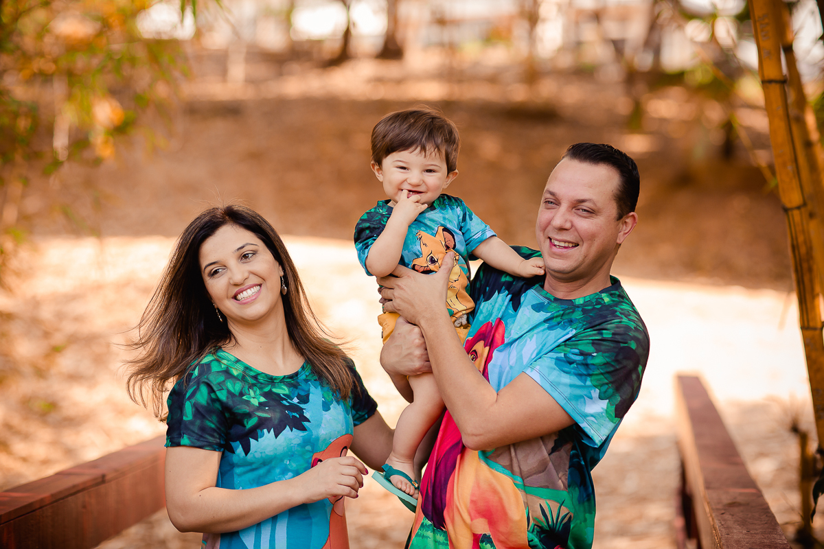 O primeiro aninho do Erick chegou!
E a hora de fazer essa sessão maravilhosa para comemorar também!
O smash the cake é uma delicia...o tema escolhido pelo papai e mamãe foi rei leão e o resultado foi encantador, uma lembrança linda dessa bagunça deliciosa