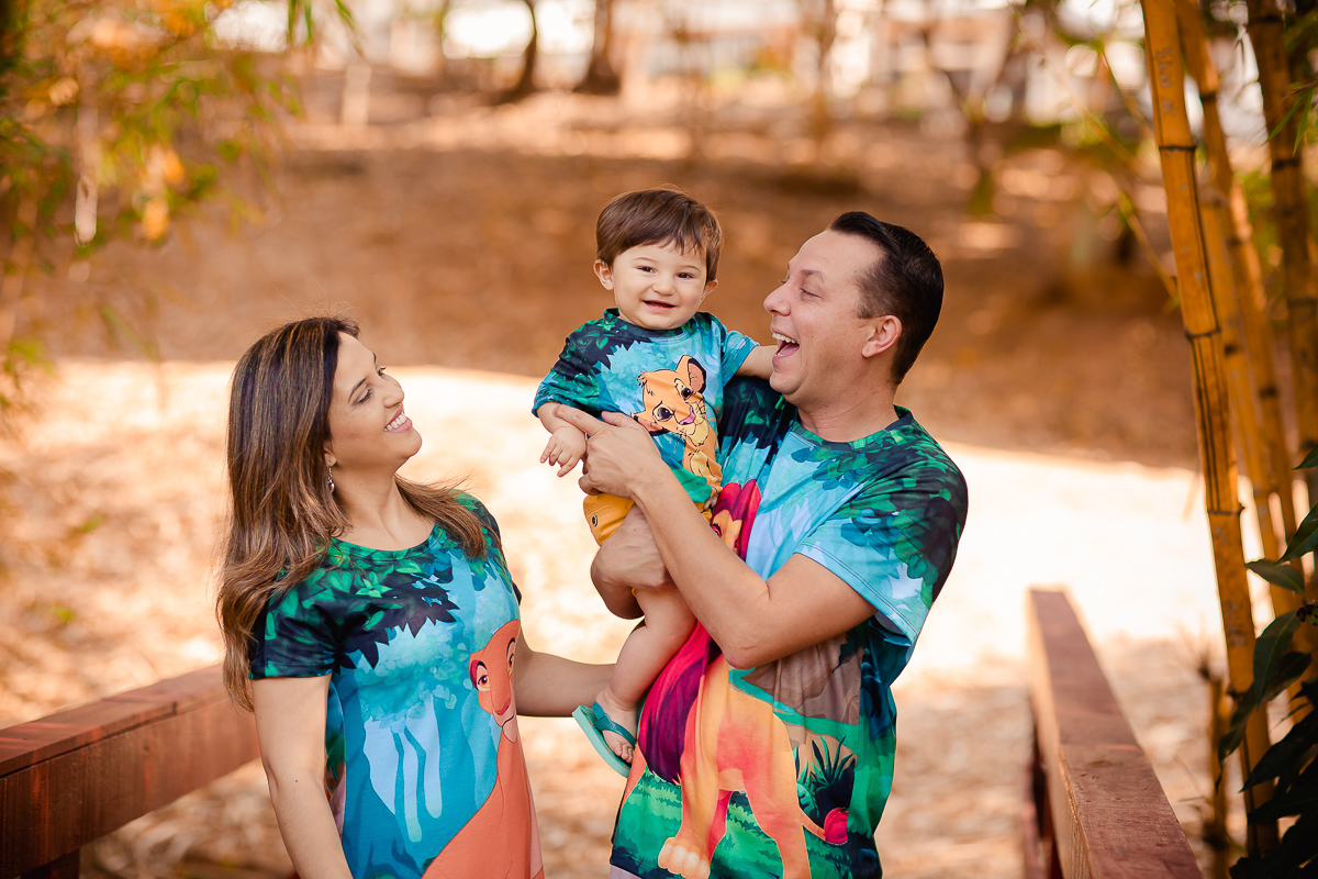 O primeiro aninho do Erick chegou!
E a hora de fazer essa sessão maravilhosa para comemorar também!
O smash the cake é uma delicia...o tema escolhido pelo papai e mamãe foi rei leão e o resultado foi encantador, uma lembrança linda dessa bagunça deliciosa