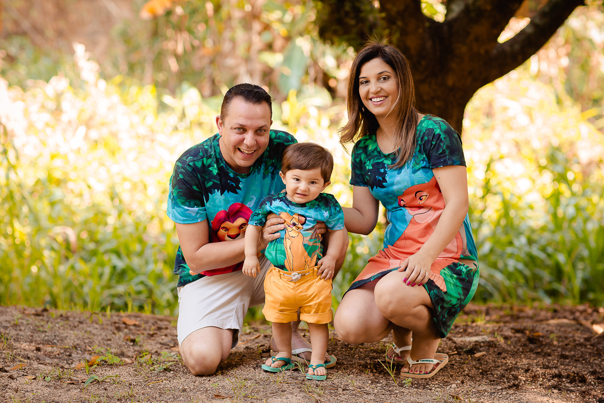 O primeiro aninho do Erick chegou!
E a hora de fazer essa sessão maravilhosa para comemorar também!
O smash the cake é uma delicia...o tema escolhido pelo papai e mamãe foi rei leão e o resultado foi encantador, uma lembrança linda dessa bagunça deliciosa