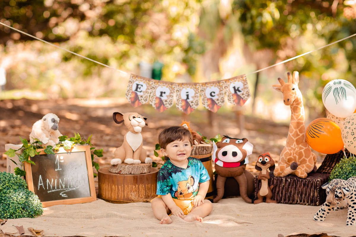 O primeiro aninho do Erick chegou!
E a hora de fazer essa sessão maravilhosa para comemorar também!
O smash the cake é uma delicia...o tema escolhido pelo papai e mamãe foi rei leão e o resultado foi encantador, uma lembrança linda dessa bagunça deliciosa