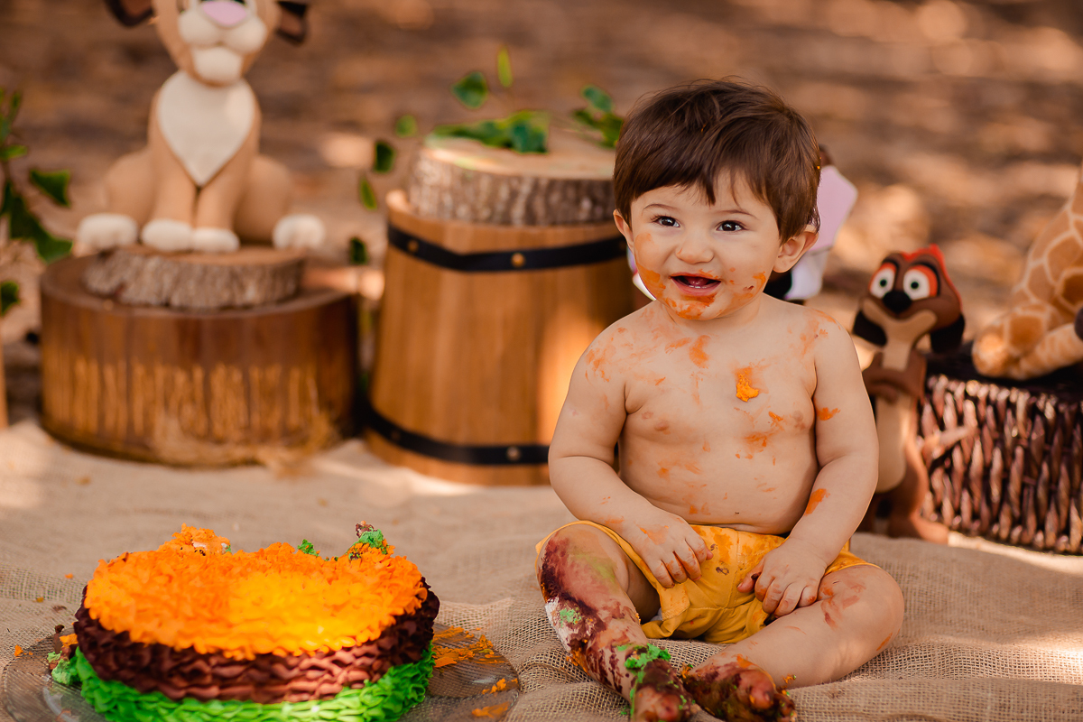 O primeiro aninho do Erick chegou!
E a hora de fazer essa sessão maravilhosa para comemorar também!
O smash the cake é uma delicia...o tema escolhido pelo papai e mamãe foi rei leão e o resultado foi encantador, uma lembrança linda dessa bagunça deliciosa