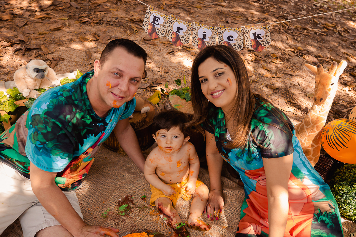 O primeiro aninho do Erick chegou!
E a hora de fazer essa sessão maravilhosa para comemorar também!
O smash the cake é uma delicia...o tema escolhido pelo papai e mamãe foi rei leão e o resultado foi encantador, uma lembrança linda dessa bagunça deliciosa