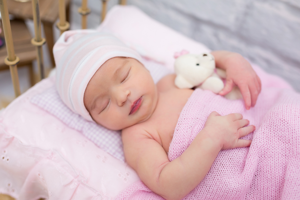 A Larissa chegou e trouxe mais fofura para esse mundão ! 
com seus 13 dias de vida teve sua sessão newborn e aproveitamos para fazer lindas fotos para guardar os seus primeiros dias de vida ♥
Teve até uma foto com os personagens da Disney 