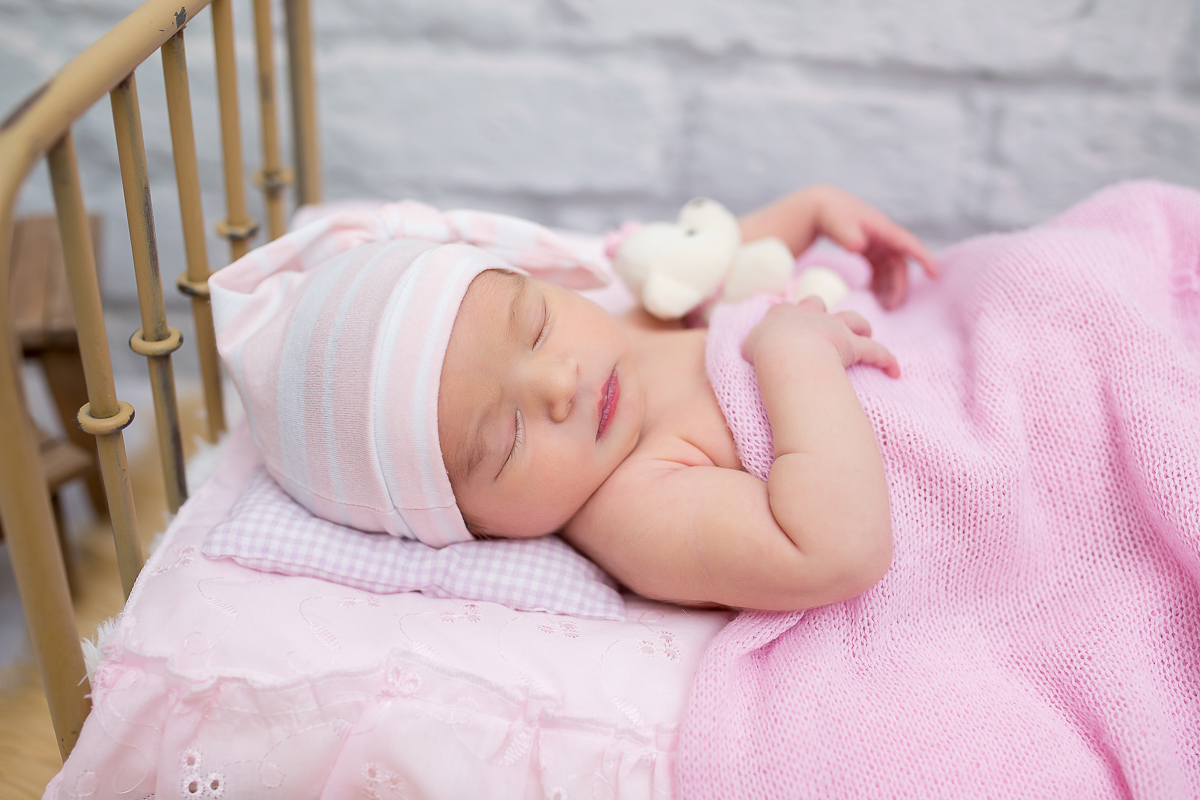 A Larissa chegou e trouxe mais fofura para esse mundão ! 
com seus 13 dias de vida teve sua sessão newborn e aproveitamos para fazer lindas fotos para guardar os seus primeiros dias de vida ♥
Teve até uma foto com os personagens da Disney 