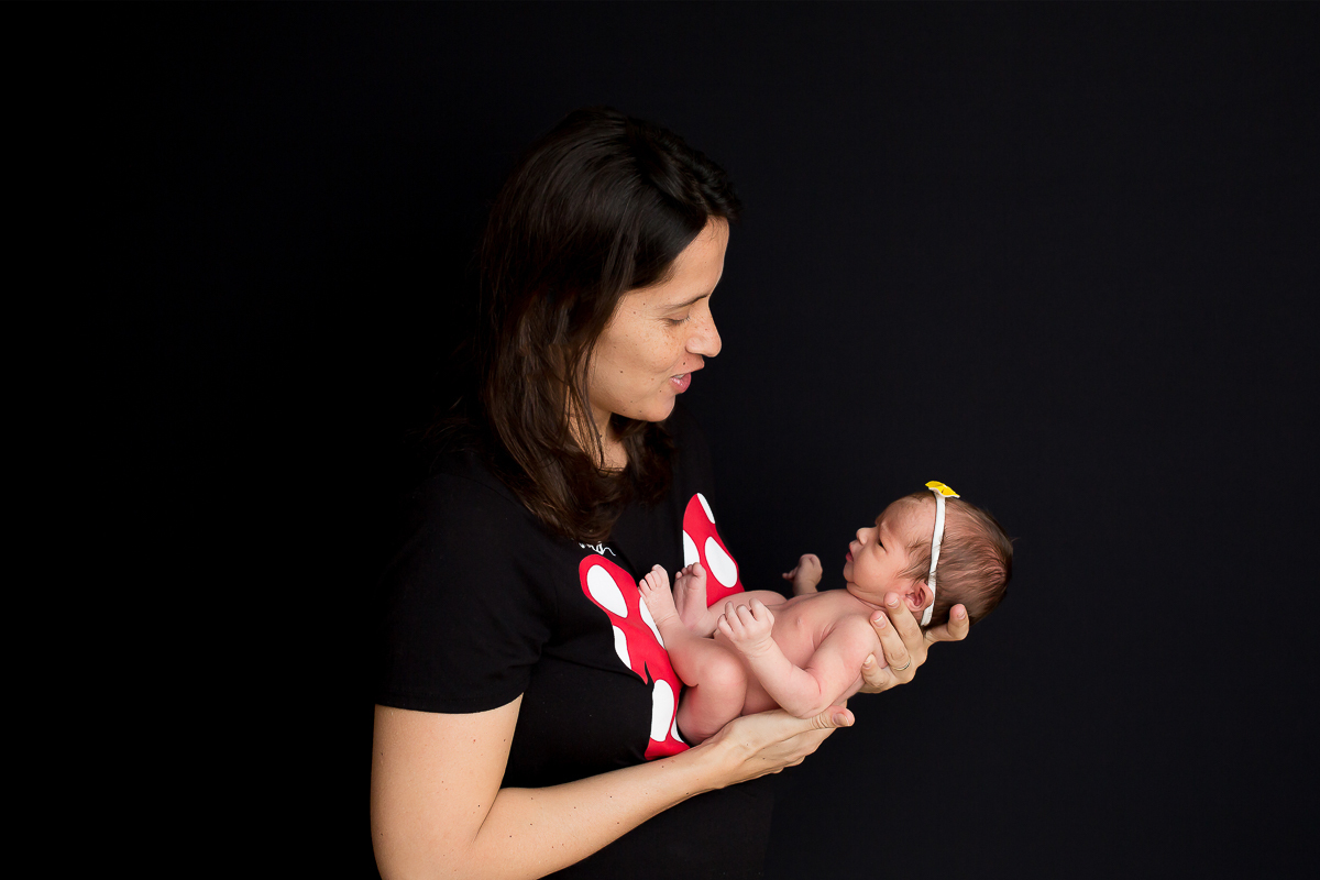 A Larissa chegou e trouxe mais fofura para esse mundão ! 
com seus 13 dias de vida teve sua sessão newborn e aproveitamos para fazer lindas fotos para guardar os seus primeiros dias de vida ♥
Teve até uma foto com os personagens da Disney 