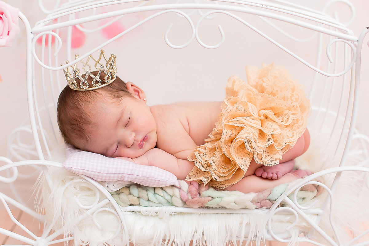 A Larissa chegou e trouxe mais fofura para esse mundão ! 
com seus 13 dias de vida teve sua sessão newborn e aproveitamos para fazer lindas fotos para guardar os seus primeiros dias de vida ♥
Teve até uma foto com os personagens da Disney 